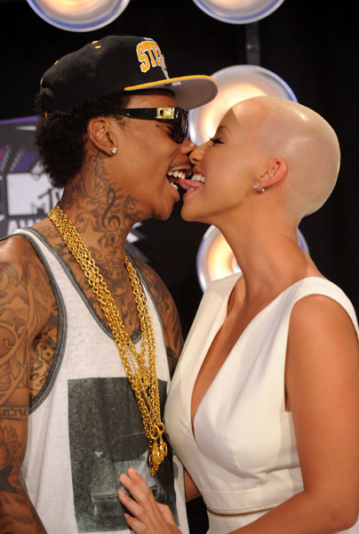 Wiz Khalifa and Amber Rose kissing at 2011 MTV VMAs Wiz Khalifa and Amber Rose kissing at 2011 MTV VMAs